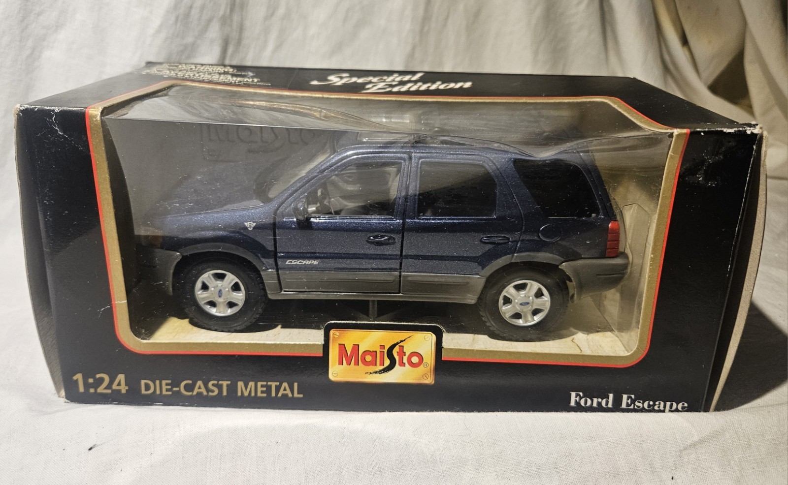 Maisto Special Edition 1:24 Ford Escape Blue SUV Diecast NIB Special Series