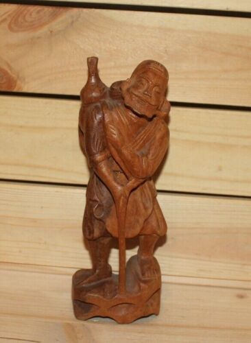 Main asiatique vintage sculptant une statuette en bois vieil homme avec une... - Photo 1/9