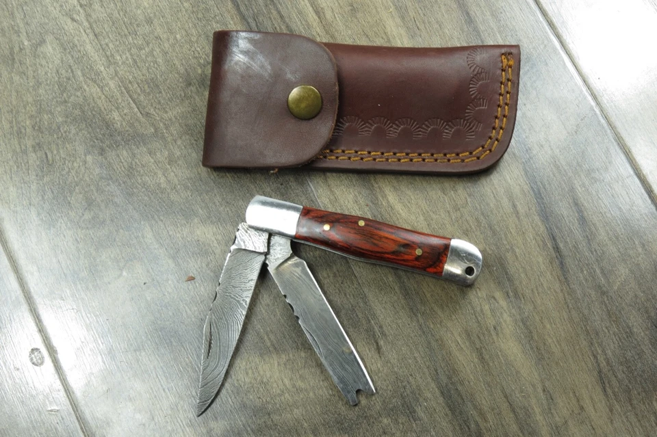  HAND MADE DAMASCUS DUAL BLADE FOLDING POCKET KNIFE - NON LOCK Red laminate  - Image 3 of 4