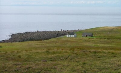 Foto 6x4 Eine weitere Ansicht der zwei Cottages am Raffin Clashmore \/NC0331 um 2006
