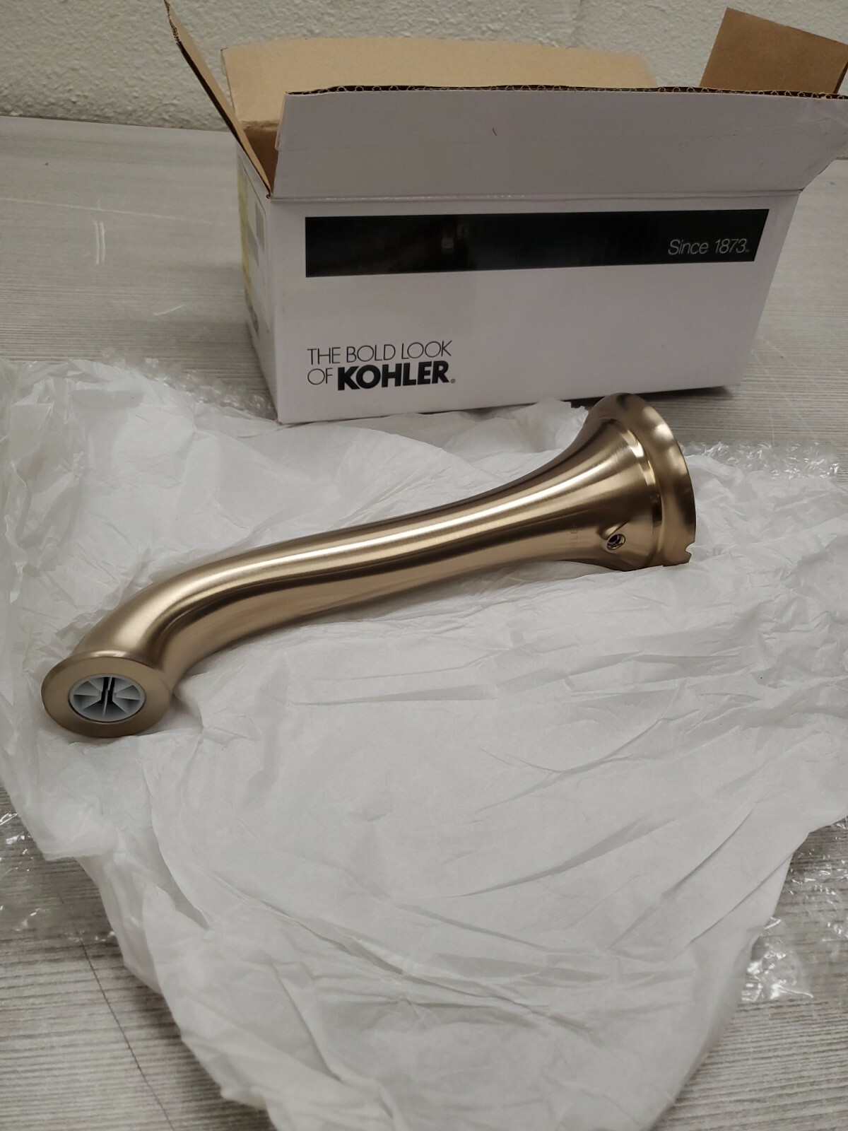 как выглядит KOHLER Artifacts 8 in. Wall-Mount Bath Spout w/ Flare Design in Vibrant Brushed фото