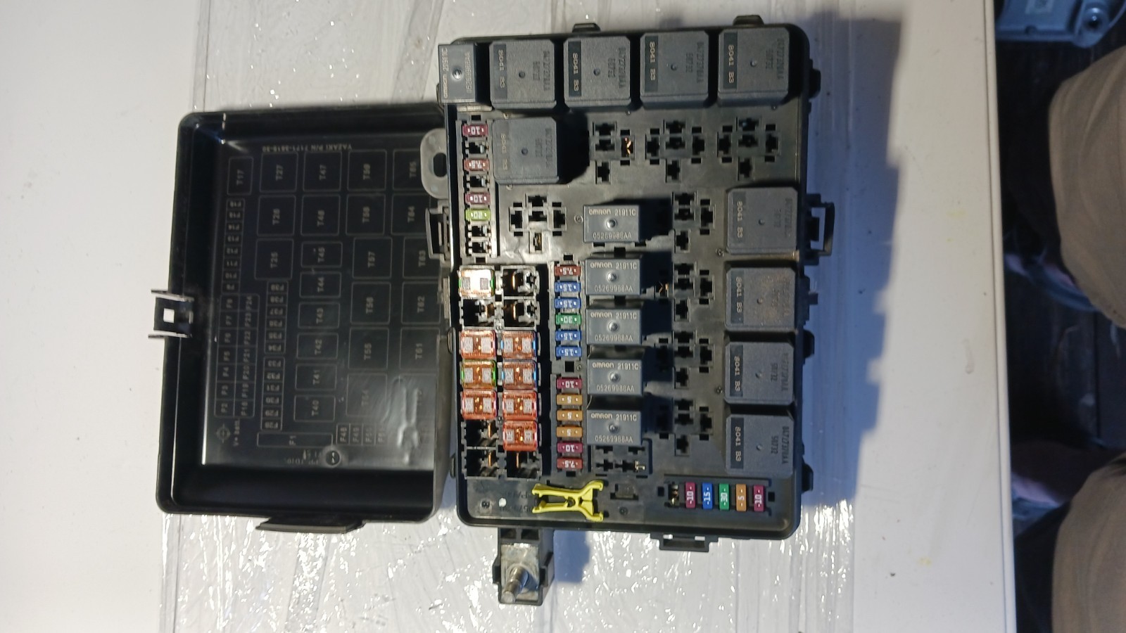 Maserati Levante 2017-2020 FRONT+RIGHT Fuse box