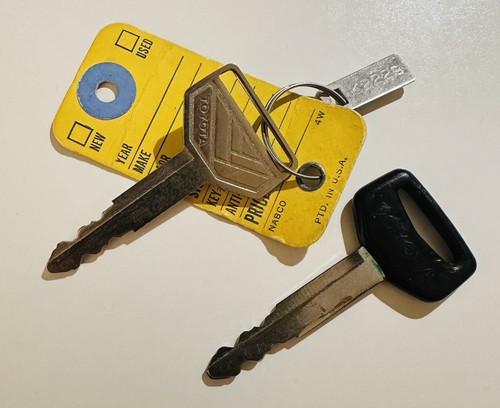 Toyota Motors Vintage Used OEM Keys 1981 Toyota Tercel Hatchback Collectors Item - Foto 2 di 2