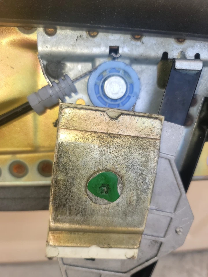 1998-2004 VOLVO C70 CONVERTIBLE FRONT DRIVER WINDOW REGULATOR MOTOR - Image 4 of 4