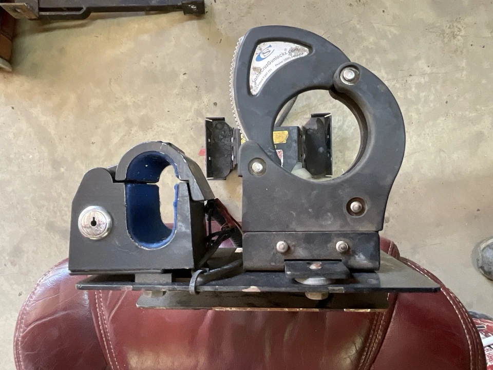 Ford Crown Victoria 2009 coche de policía soporte para pistola sin llaves color negro  Foto 2 de 4