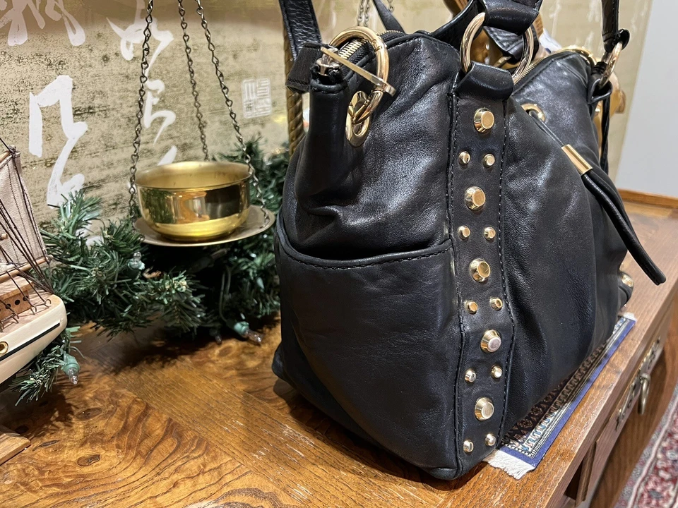 Сумка Michael Kors черная мягкая кожа сумочка с золотыми заклепками сумочка  - Изображение 4 из 4