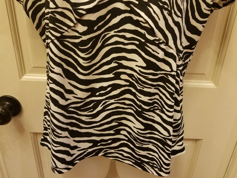 Черно-белая зебра Nine & Company квадратная с замочной скважиной вырезом на шее эластичная крупная - Изображение 4 из 4