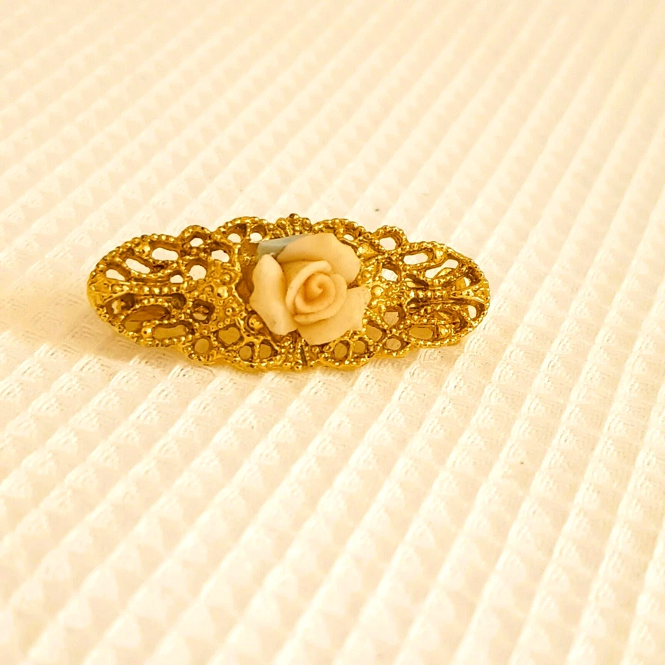 Broche rosa filigrana de porcelana 1928 delicado tono dorado trabajo abierto prendedor de flores Foto 3 de 4