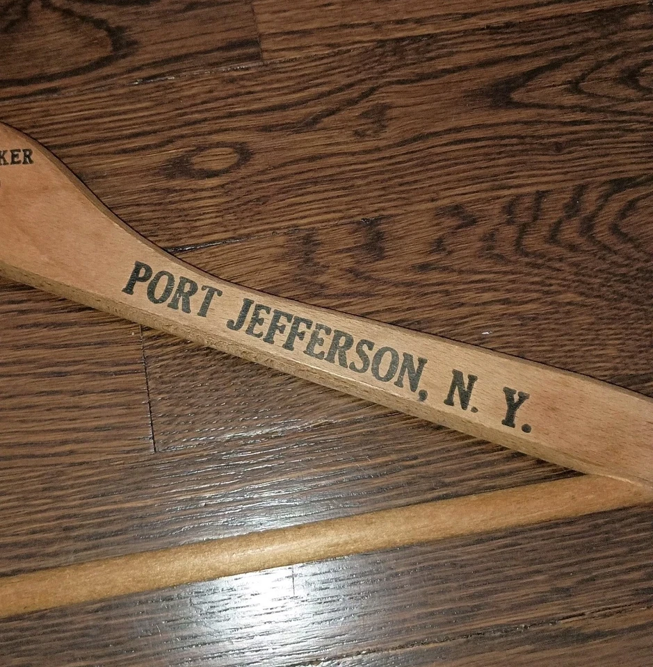 Percha de madera vintage Brewster & Walker Port Jefferson Nueva York para hombre Outfitters Foto 4 de 4