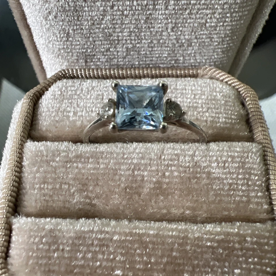 Anillo de plata de ley con topacio azul claro con piedras circonita cúbica talla 8 Foto 3 de 4