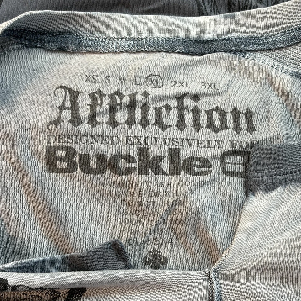 Camisa Affliction Para Hombres XL Gris Cuello en V Alado Cruz Gráfico Hecha en EE. UU. Hebilla Y2K Foto 2 de 4