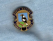 #D299.  NORTH MACKAY  BOWLING  CLUB  LAPEL BADGE , BIRD / MAGPIE  THEME