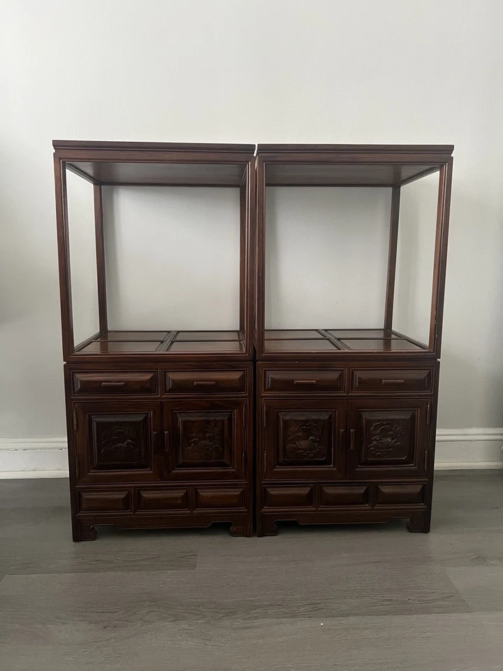 Exquisito gabinete chino antiguo de madera con detalles tallados. Foto 3 de 3