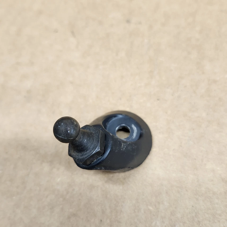 84-96 C4 Corvette Vidrio Trasero Escotilla Ventana Amortiguador Puntal Montaje DERECHO Perno Pasajero Foto 2 de 3