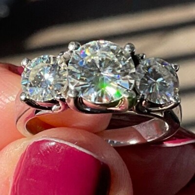 2 TCW Rund Brillant Moissanit 3-Stein Verlobungsring 14K Weiß Vergoldet