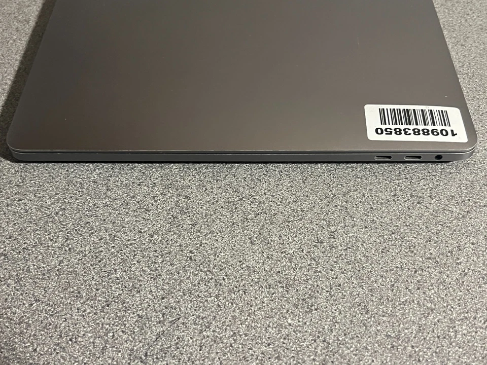 Apple MacBook Pro 15" 2016 i7 Quad Core 2.9GHz 1TB SSD 16GB RAM Radeon Pro 460 - Image 4 of 4