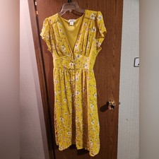 Urban Romantics Size Large Yellow Deep V-Neck Dress