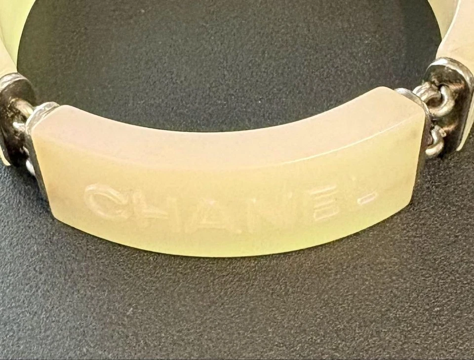 Auténtico brazalete brazalete con logotipo marca de coco de Chanel en plástico blanco accesorios para mujer Foto 2 de 4