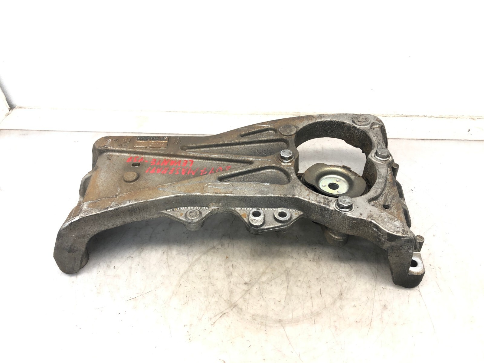 2017-2020 MASERATI LEVANTE TRANSFER CASE CROSSMEMBER MOUNT BRACKET OEM