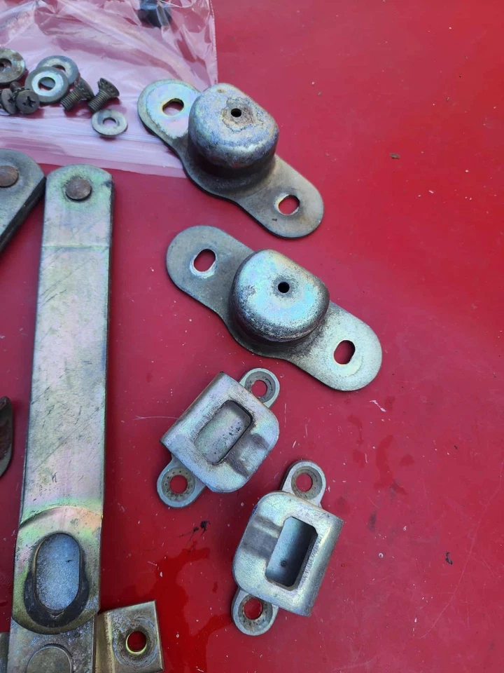 Lote de piezas originales para camioneta Mazda 1977-85 - luz trasera/bisagras de puerta trasera/pestillos/espejo, etc. Foto 4 de 4