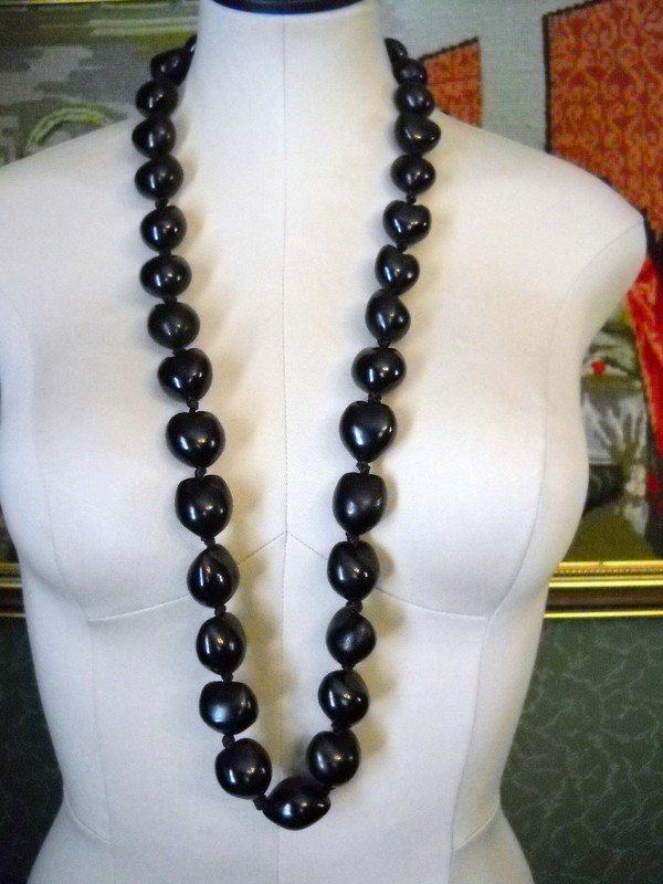 BIG BEAD HEART SHAPE NUGGET NECKLACE, 18", RICH BLACK, SATIN RIBBON, NEW
