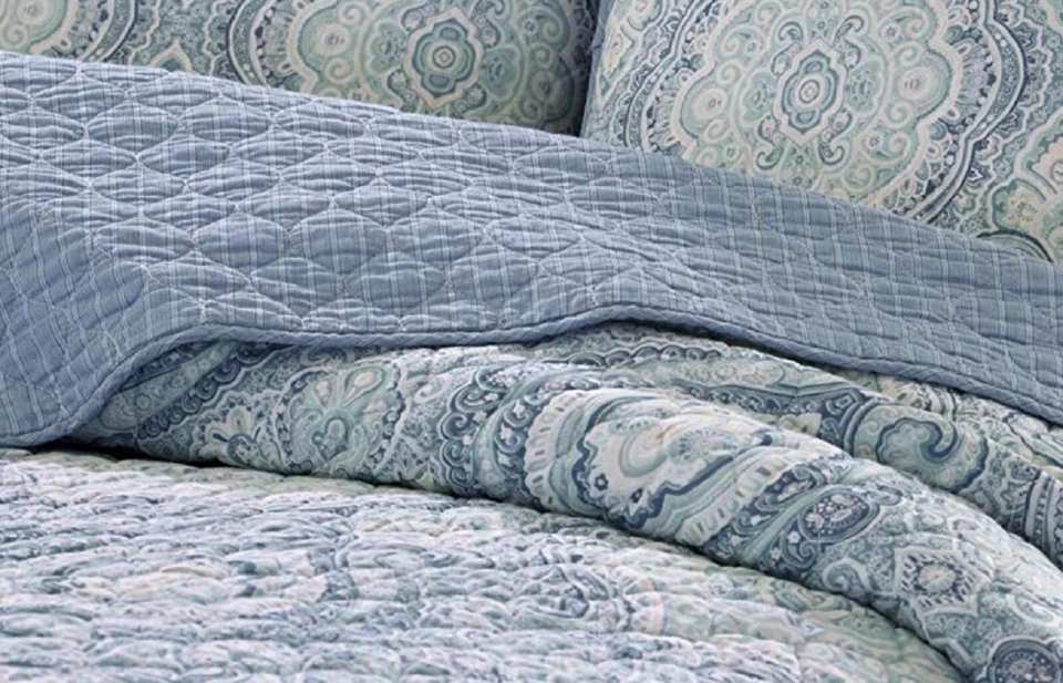 Quilt Set Queen Blue White Paisley Medallion 3 Piece Cotton Reversible Bedding - Image 3 of 4