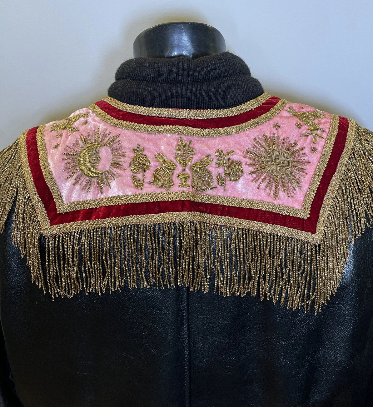 GIACCA BOMBER IN PELLE GUCCI con caratteristiche a spalla ricamata a mano nuova con etichette