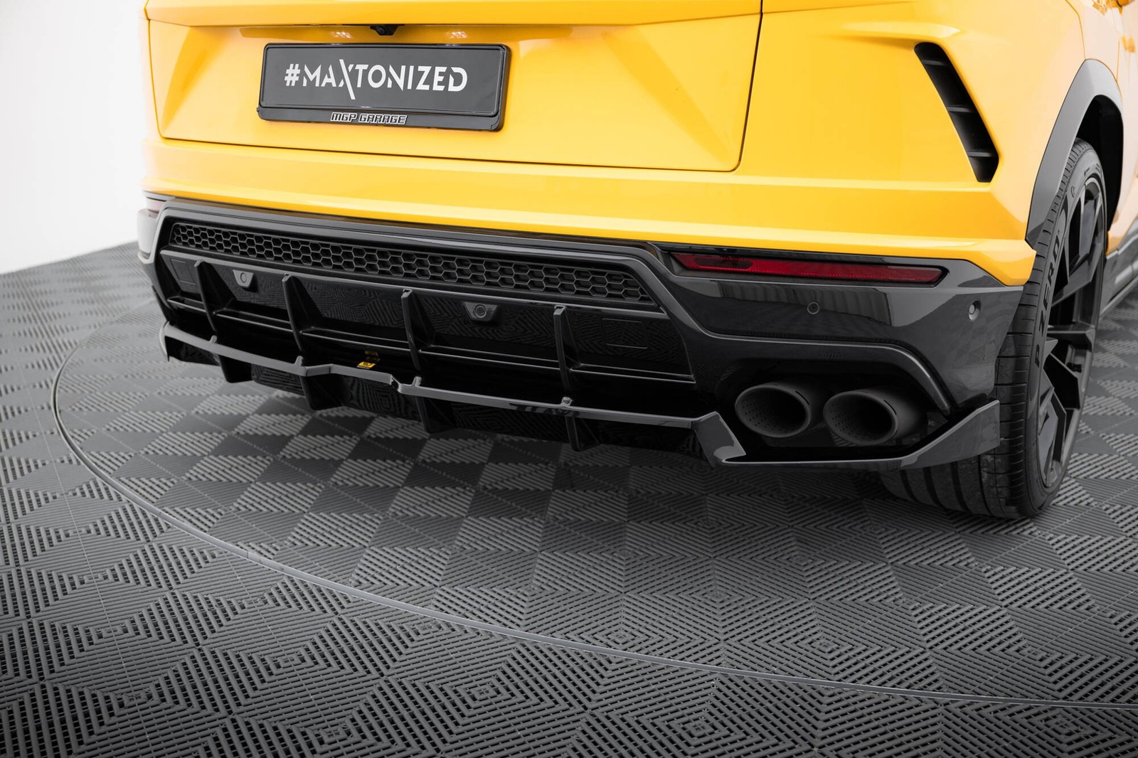 Splitter Arrière Maxton avec Barre Verticale pour Lamborghini Urus Mk1 Noir Brillant