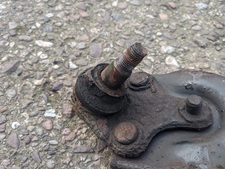 TOYOTA RAV4 MK3 RIGHT FRONT LOWER WISHBONE CONTROL ARM - Image 2 of 4