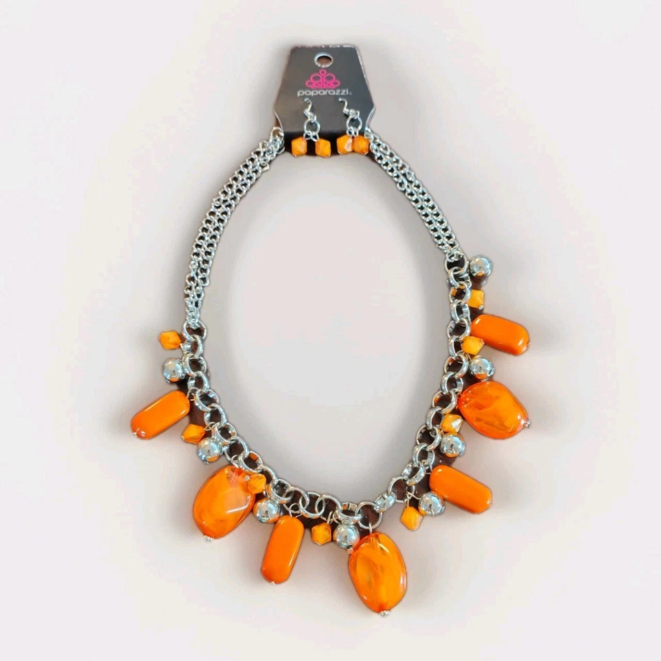¡Haga su pedido hoy para su entrega antes del 30 de octubre! Collar y pendientes naranja de Paparazzi Foto 2 de 3