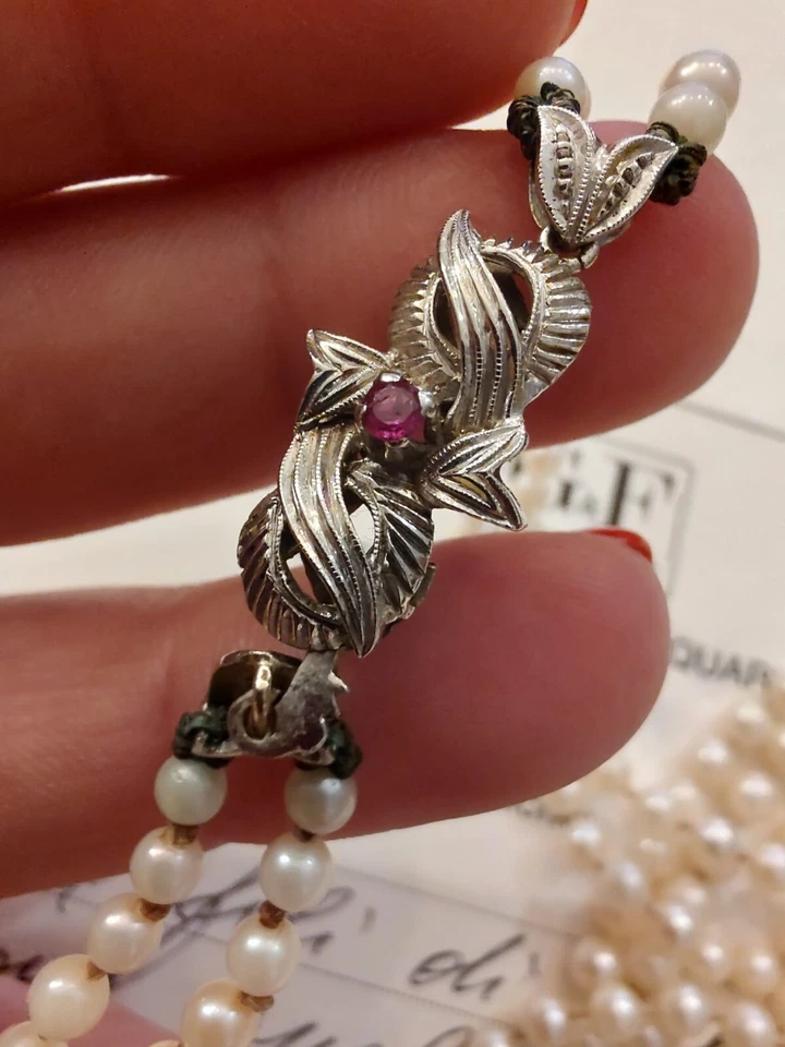 Collana a 2 fili perle orientali chiusura oro bianco 18 kt e rubino anni 50 - Immagine 2 di 4