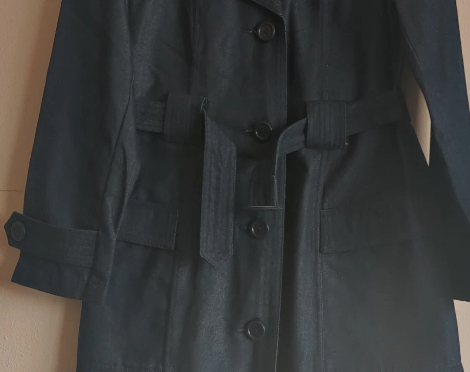 Gabardina larga de mezclilla azul oscuro GAP con cinturón y 4 botones 2 bolsillos grandes mediana Foto 2 de 4