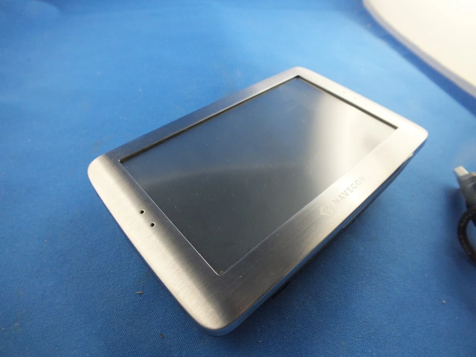 NAVIGON 8110 Navi EUROPA 40 TMC OVP wie NEU  Ohne KFZ Halter USB Ladekabel 8 GB - Bild 2 von 4