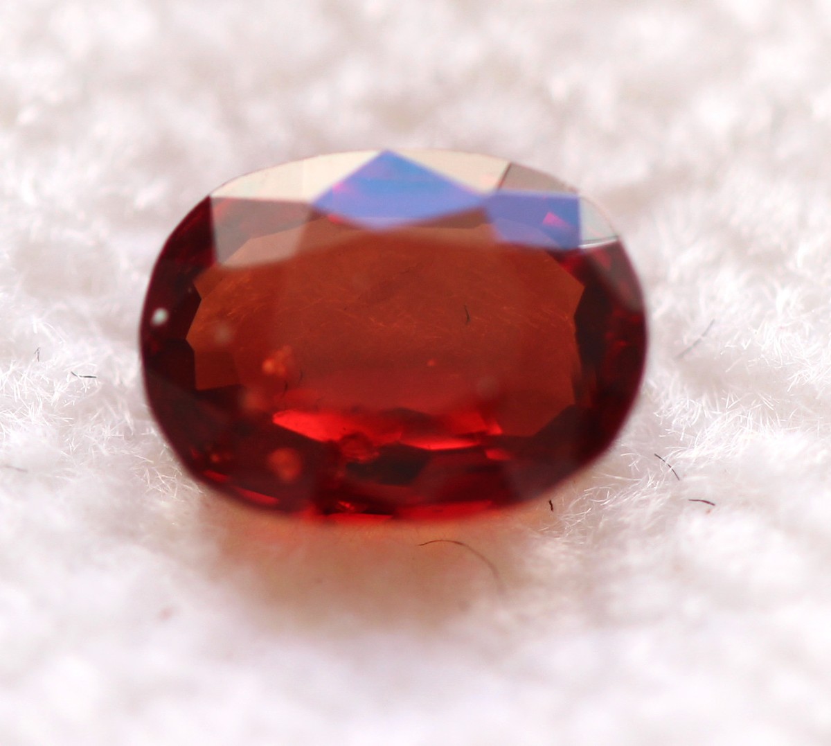 Pierre Précieuse Spinelle Rouge De Tanzanie 0.68 Carat - Naturelle, Ovale, Qualité VS1 - Neuf Sans écrin