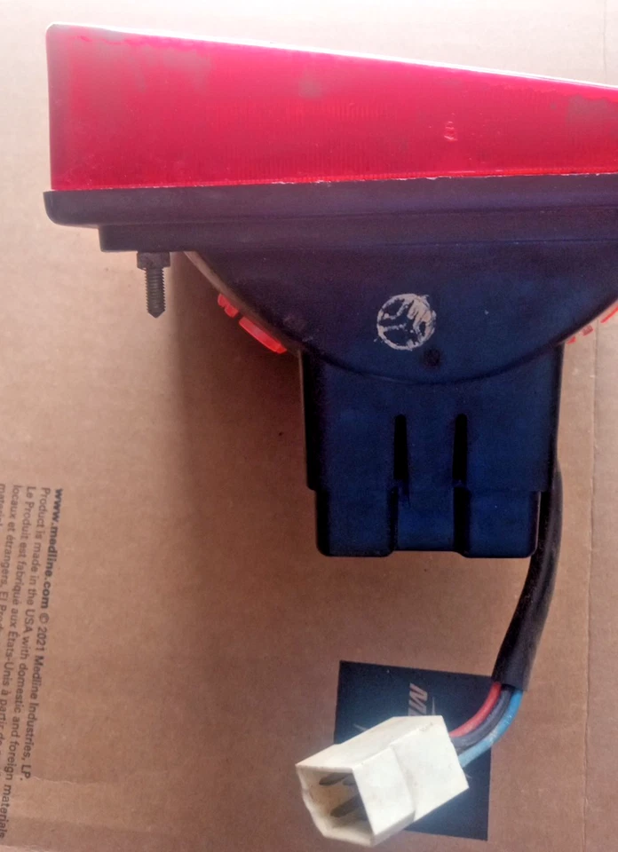 86-91 YUGO GV 右尾灯带琥珀色旋转灯 LOC-173DG — 第 4/4 张图片