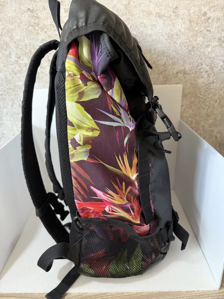 Mochila Nixon Rolltop Rara Negra Estampado Floral Japón Regalo Exclusivo Foto 2 de 4