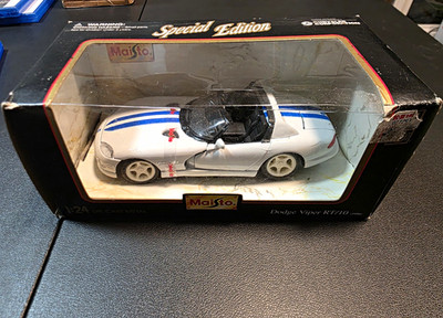 Maisto Special Edition 1:24 1996 Dodge Viper RT/10 Diecast White/Blue