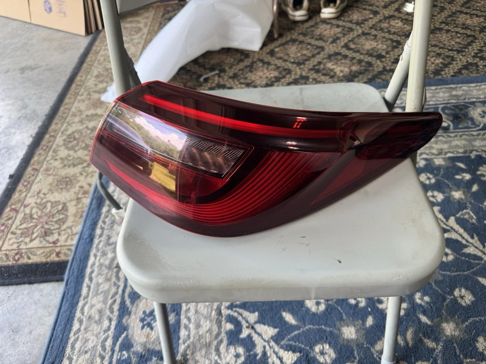 Infiniti Q50 2018-2020 pasajero trasero lado derecho luz trasera interior lámpara OEM Foto 3 de 4