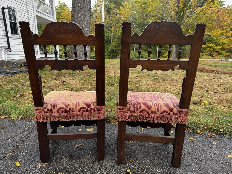 Par de sillas antiguas de roble tallado con leones y querubines - Halloween gótico Foto 2 de 4