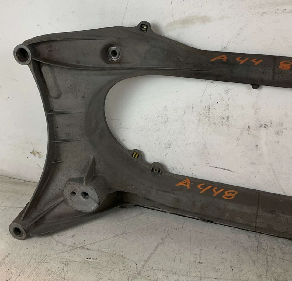 Submarco delantero Lexus IS250 2006-2011 cuna travesaño OEM 5110024011 Foto 3 de 4