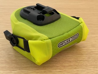 Ortlieb Satteltasche Neon Grün mit Halterung – wasserdicht – inkl. Gegenstück