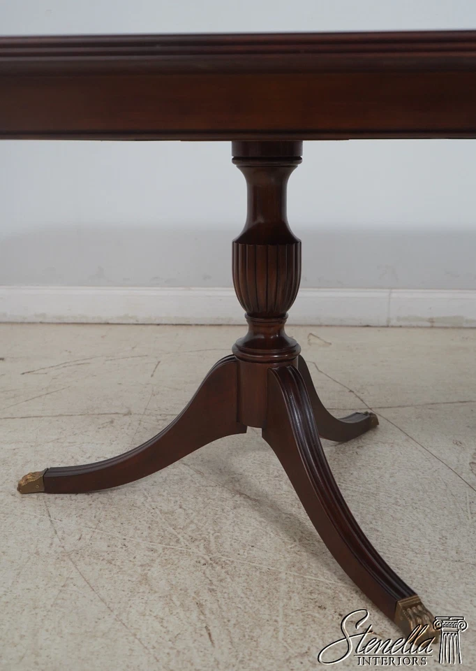 L67789: Mesa de comedor HENKEL HARRIS modelo 2207 con bandas de caoba Foto 4 de 4