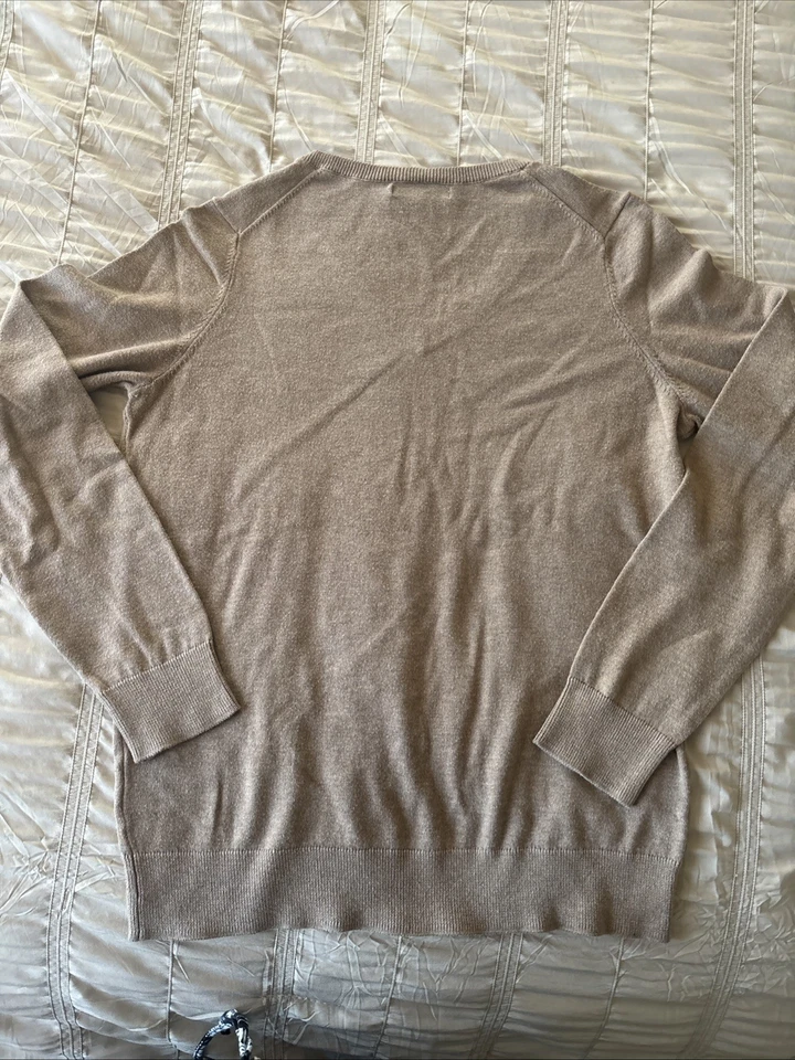 Suéter suéter para mujer Amazon Essentials cuello en V beige talla mediana Foto 3 de 4