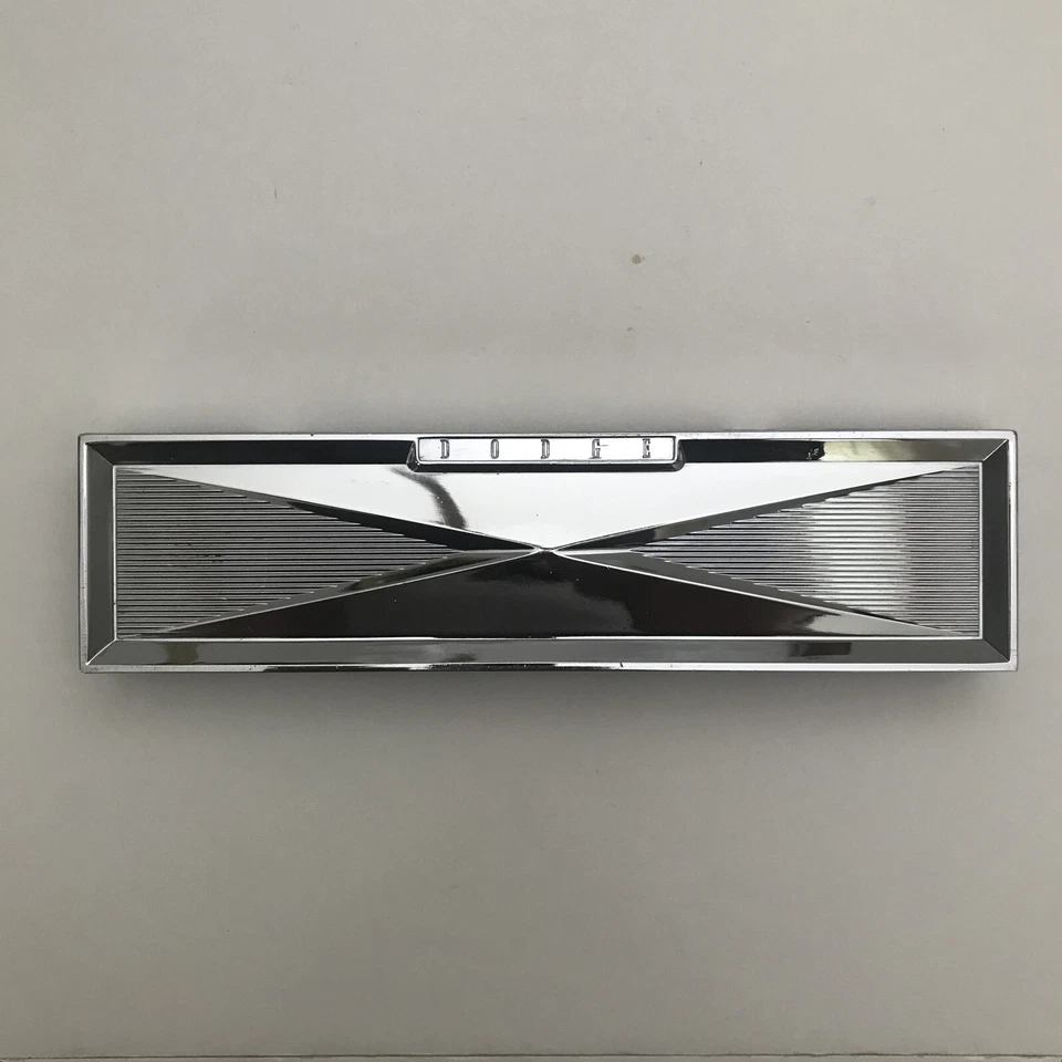 1960-61 Dodge Dart & 1962-64 Dodge 880 Radio Opening Cover Plate 1901789, Mopar - Imagem 4 de 4