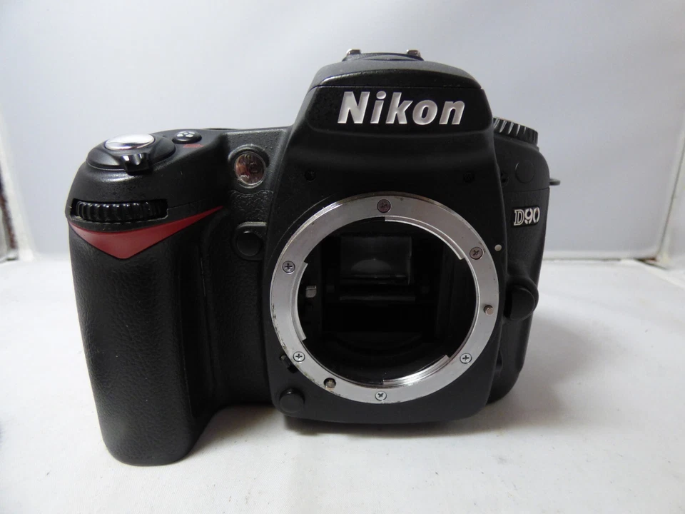 Nikon  D90 12.3MP Digital SLR w/ VR 18-200mm Lens Looks and works great. - Image 3 of 4