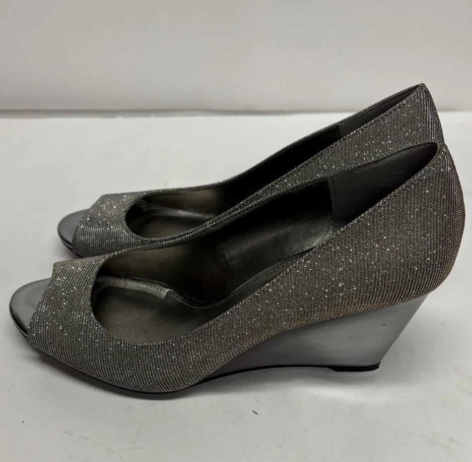 Bomba de cuña Bandolino Candra redonda punta abierta malla brillante talla 7,5 Foto 3 de 4