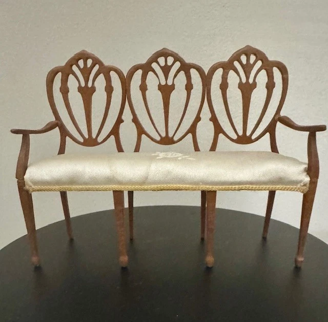 Винтажная мини-сетти для кукольного домика Bespaq со спинкой в виде сердца и шелковой подушкой 1:12 - Изображение 2 из 3