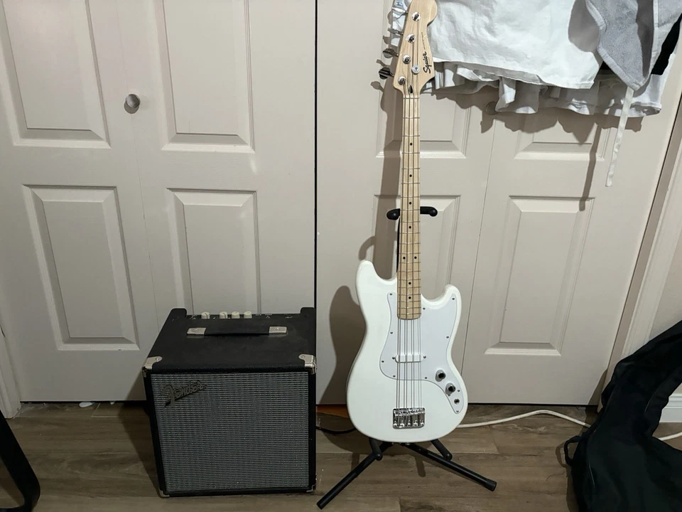 Bajo escala corta Squire Bronco + amplificador de bajo Fender Rumble Foto 2 de 4
