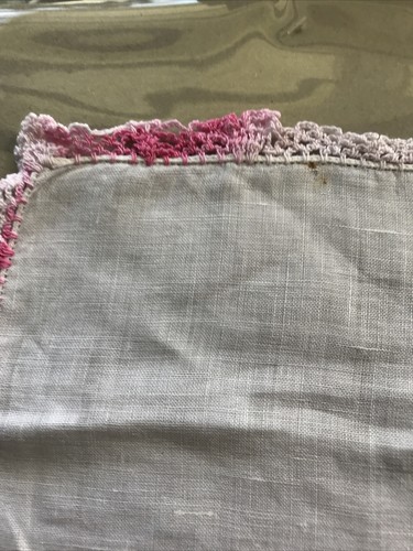 VTG Ladies Handkerchief White Linen Pink Lace 12” Sq Including 1/2” Lace - Foto 3 di 3