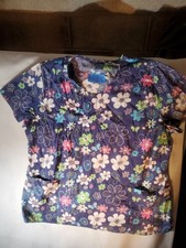 ZOE CHLOE FLOWER PATTERN SCRUB TOP W/TWO FRONT POCKETS
